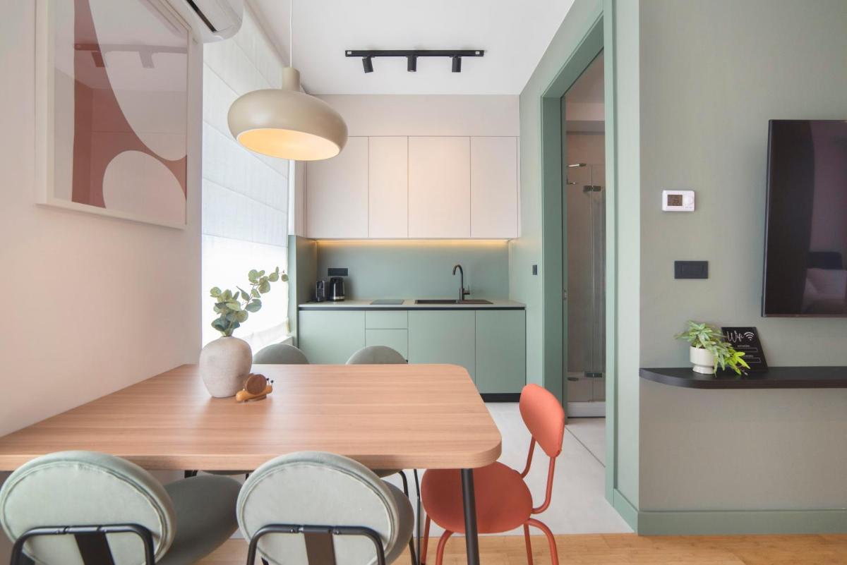 The Minted Wood - Stylish 2-Bedroom Apartment with Parking - Housity