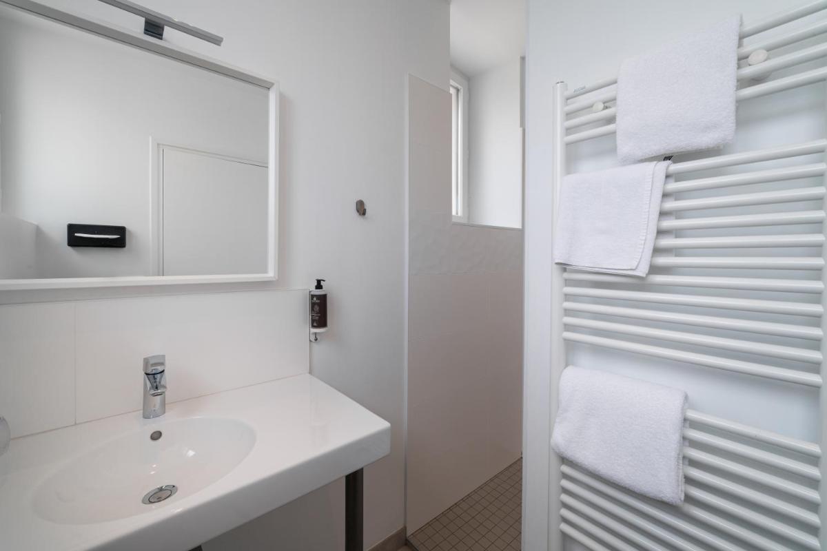 Salle de bains dans l'établissement Hôtel Spa De La Citadelle Lorient