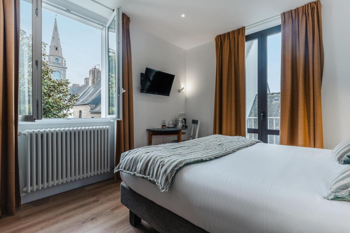 une chambre avec un lit et une grande fenêtre dans l'établissement Hôtel Spa De La Citadelle Lorient, à Port-Louis
