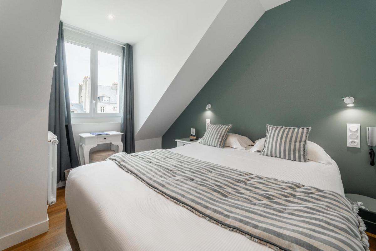 Un ou plusieurs lits dans un hébergement de l'établissement Hôtel Spa De La Citadelle Lorient