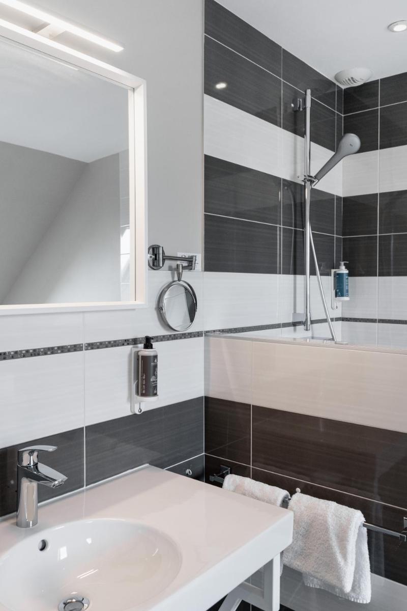 Salle de bains dans l'établissement Hôtel Spa De La Citadelle Lorient