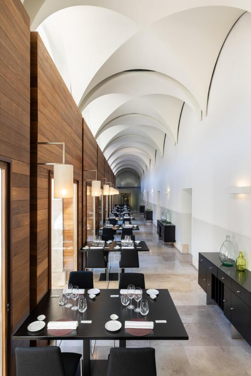Un restaurante o sitio para comer en Parador de Alcalá de Henares