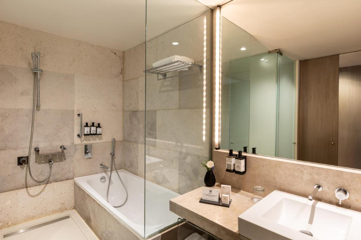 Un baño de Parador de Alcalá de Henares