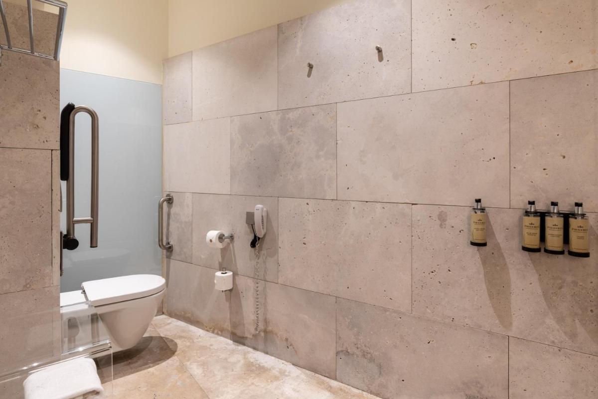 Un baño de Parador de Alcalá de Henares