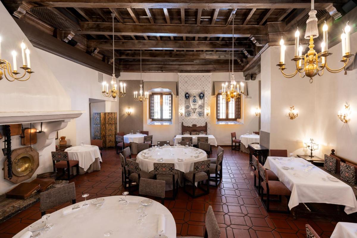 Un restaurante o sitio para comer en Parador de Alcalá de Henares