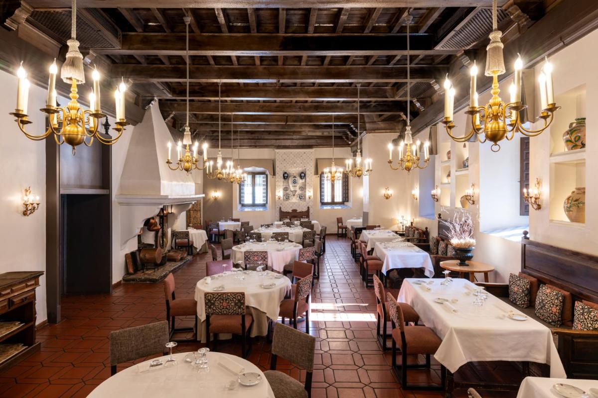 Un restaurante o sitio para comer en Parador de Alcalá de Henares