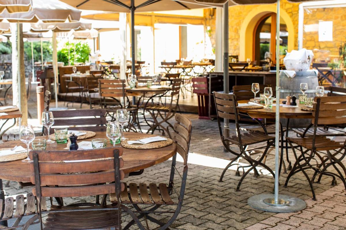 Restaurant ou autre lieu de restauration dans l'établissement Château de Berne