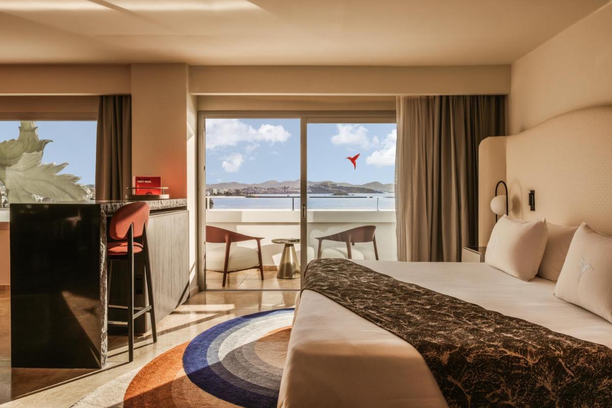 Una habitación de hotel con una cama y vista al océano. en The Unexpected Ibiza Hotel - Ushuaïa Club entrance included, en Playa d'en Bossa