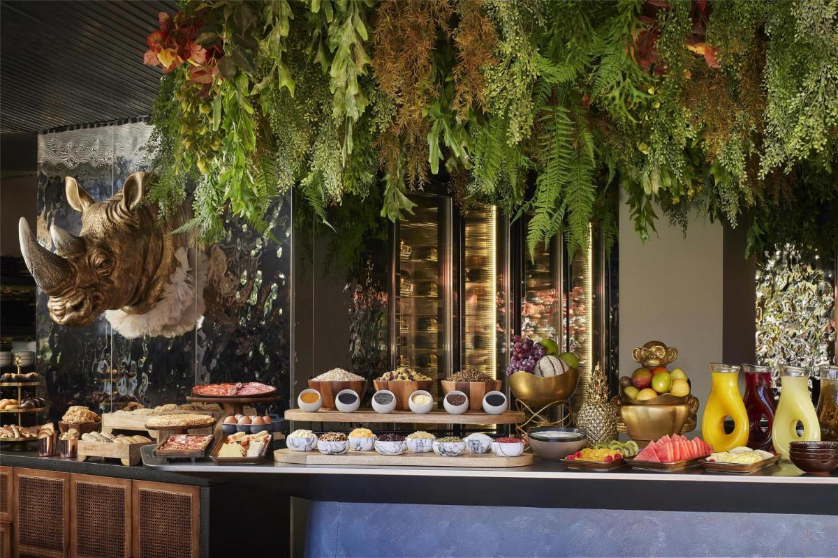 Comida en o cerca de este hotel