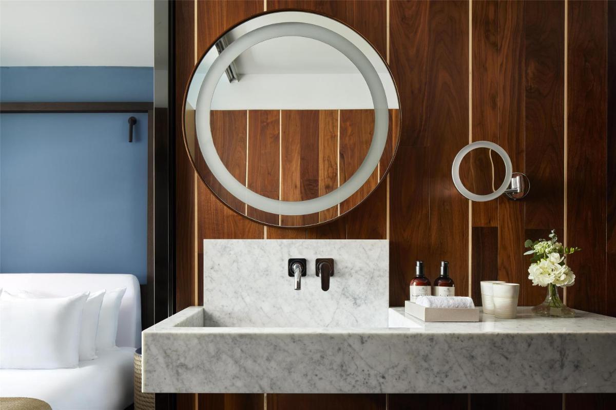 Un baño de NH Collection Ibiza