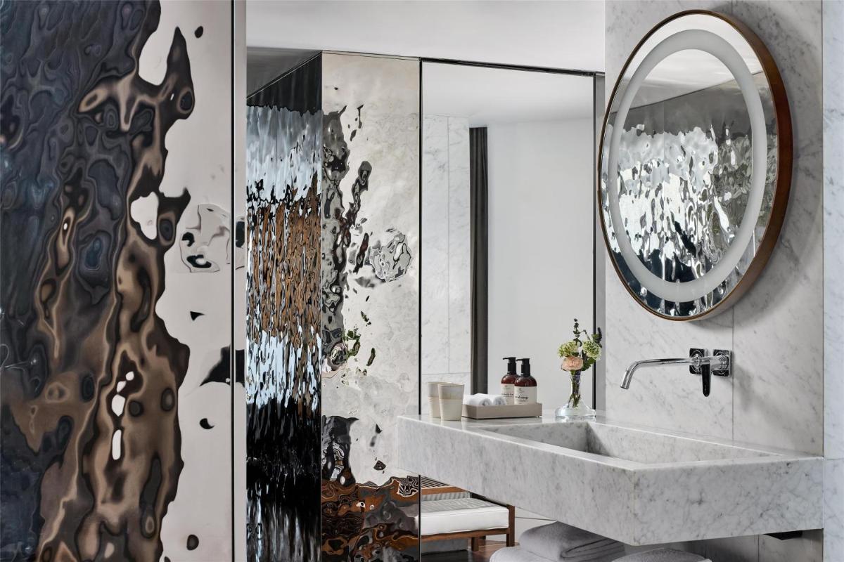 Un baño de NH Collection Ibiza