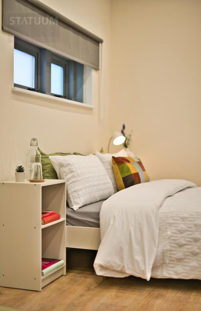 Stratford, London E15 - modern Studio for 3 - Housity