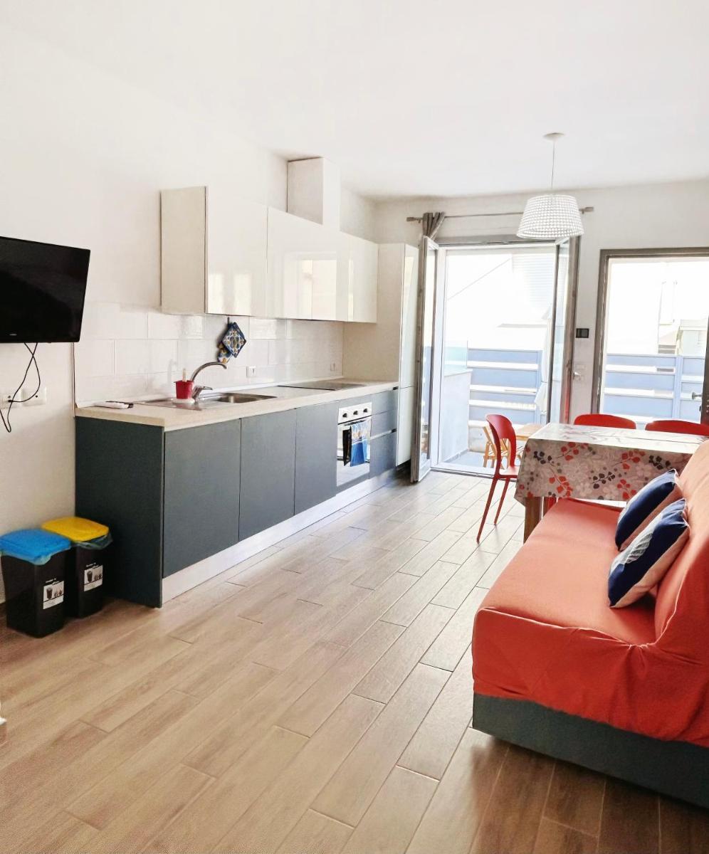 Conero-Alba al Mare-Delfino-1 min a piedi dal mare - Housity
