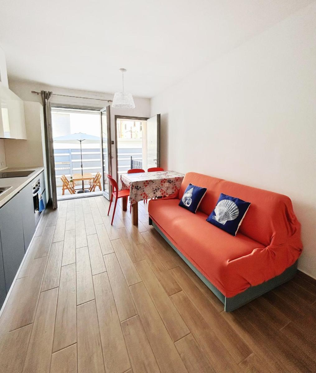 Conero-Alba al Mare-Delfino-1 min a piedi dal mare - Housity