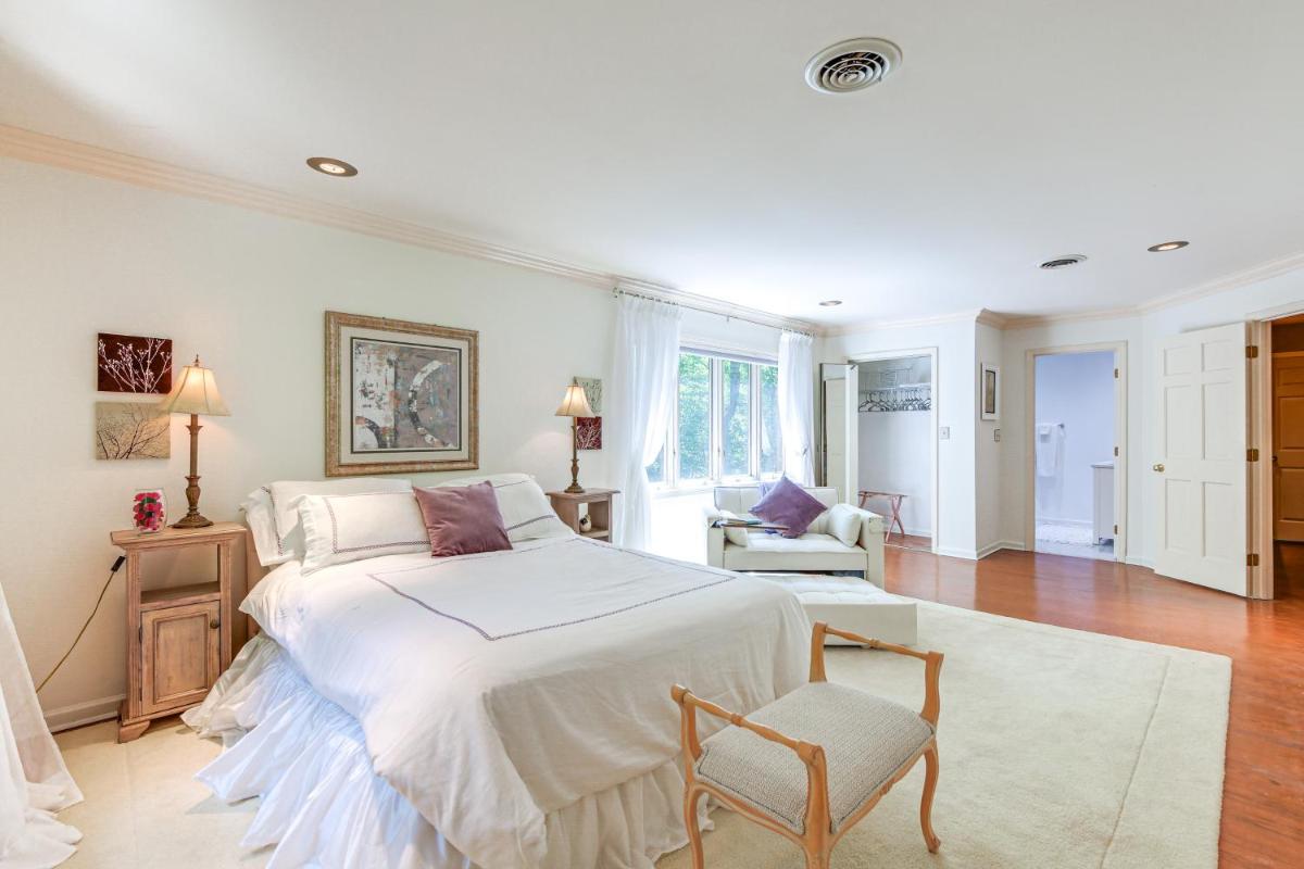 Quiet Getaway with Deck 18 Mi to Downtown Baltimore - Housity