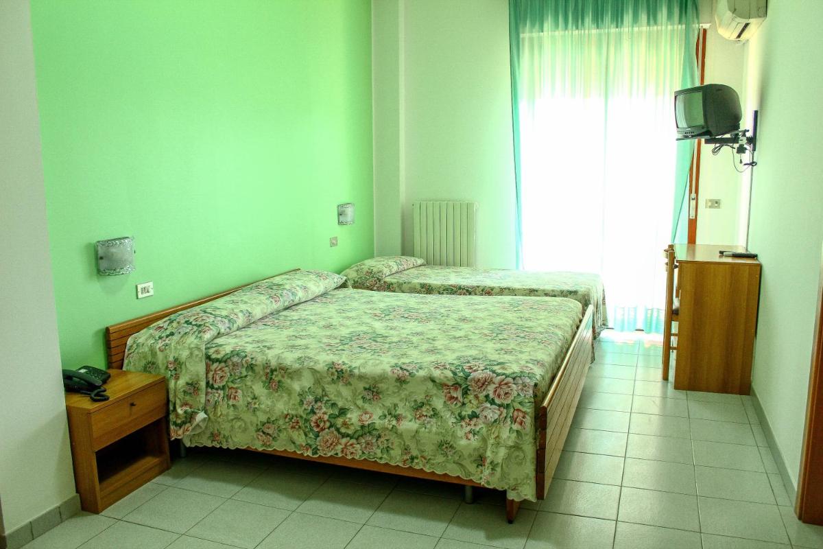 Hotel Holiday - Housity
