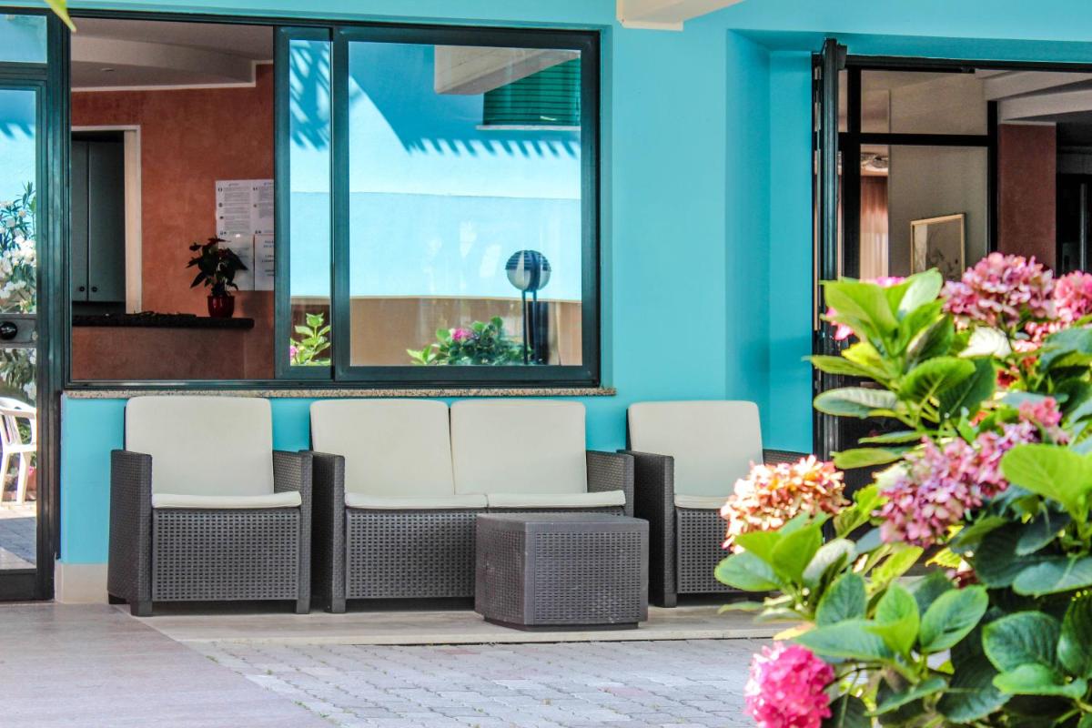 Hotel Holiday - Housity