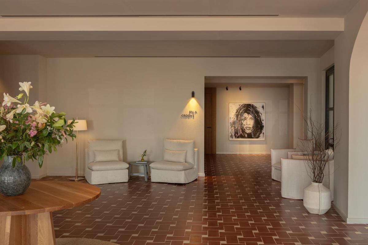 un vestíbulo con 2 sillas, una mesa y una pintura en Elisabeth by the Sea Hotel, en Tossa de Mar