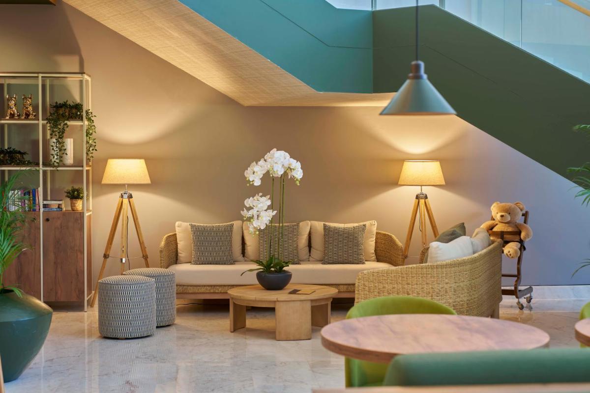 Uma área de estar em Golden Residence Hotel