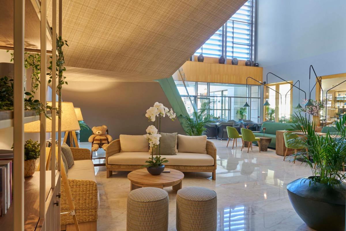 Uma área de estar em Golden Residence Hotel