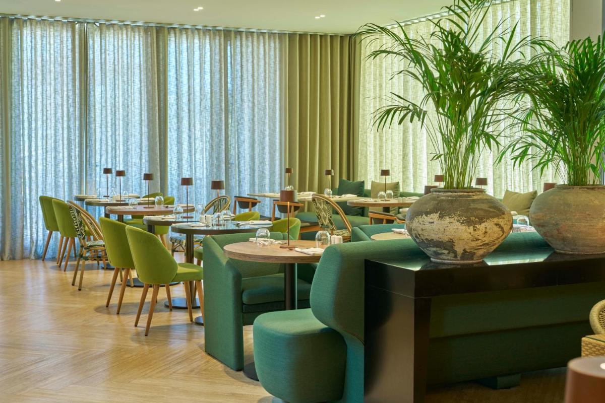 Uma área de estar em Golden Residence Hotel