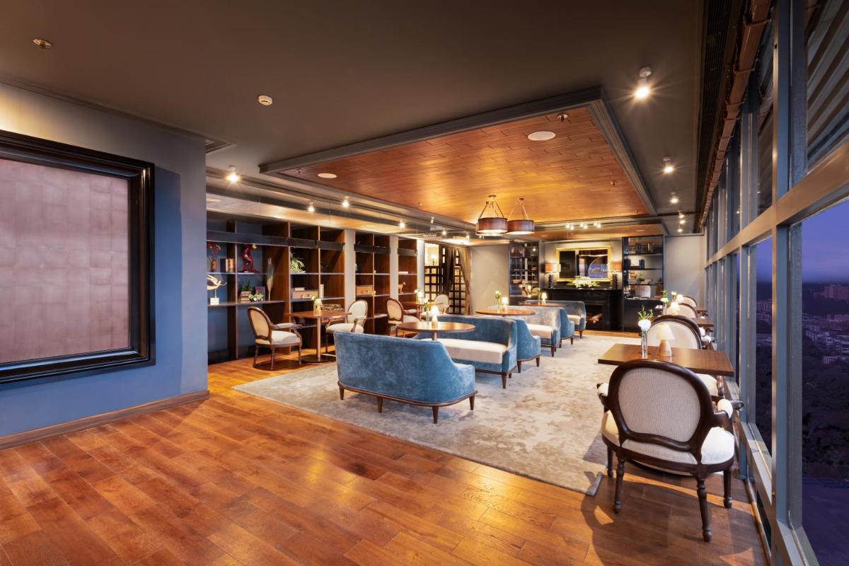 a living room with couches and chairs at Le Meridien New Delhi in New Delhi a living room with couches and chairs at Le Meridien New Delhi in New Delhi