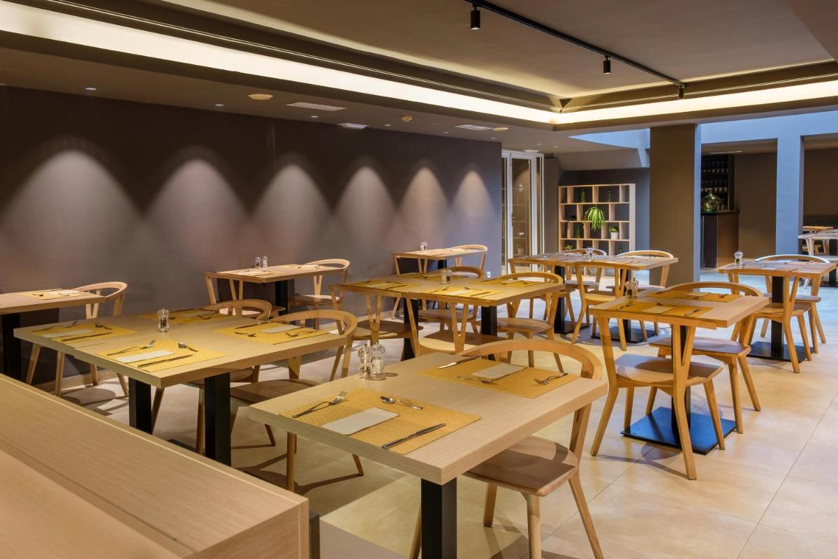 Un restaurante o sitio para comer en Cabot Cap de Mar Spa