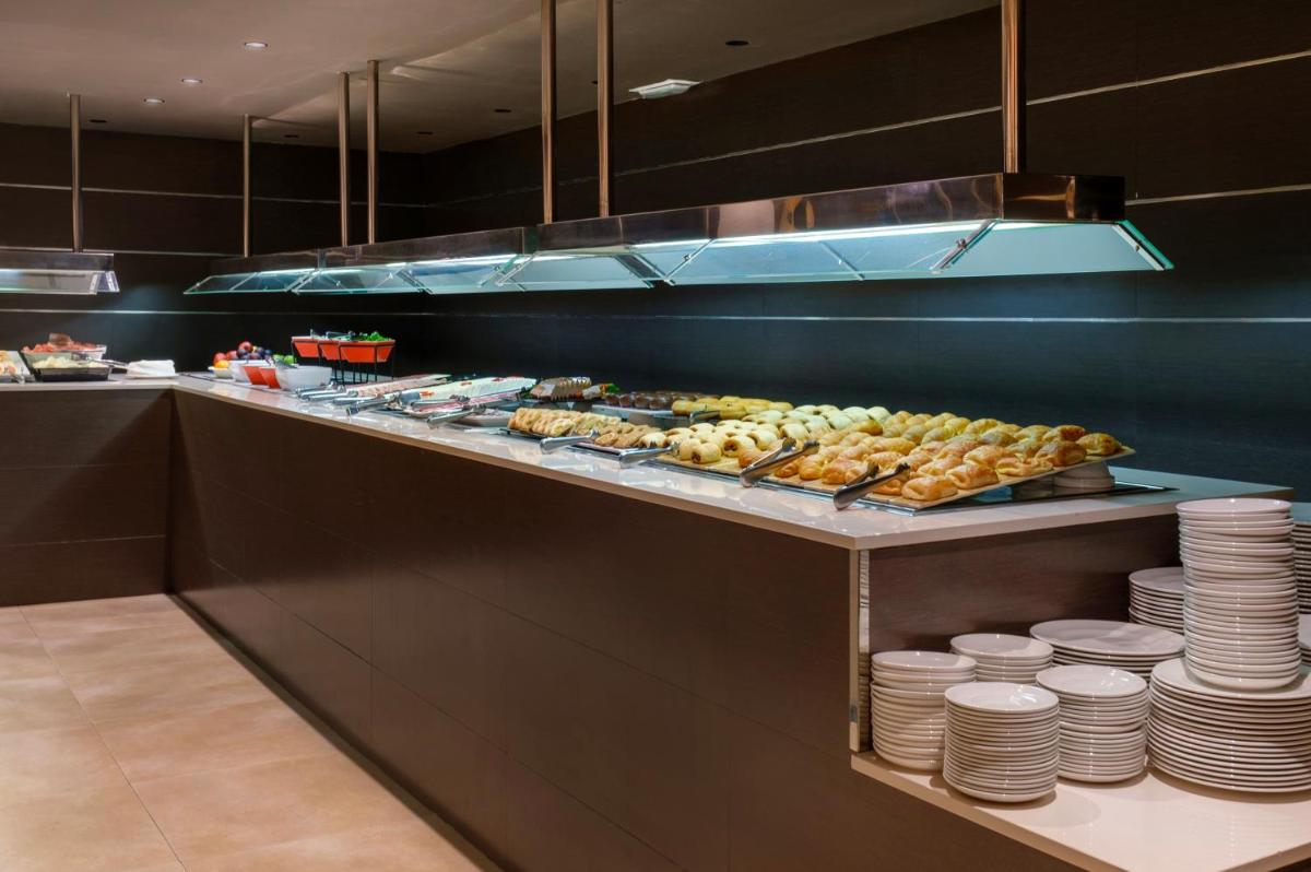 un buffet con platos y repostería en un restaurante en Cabot Cap de Mar Spa, en Cala Bona
