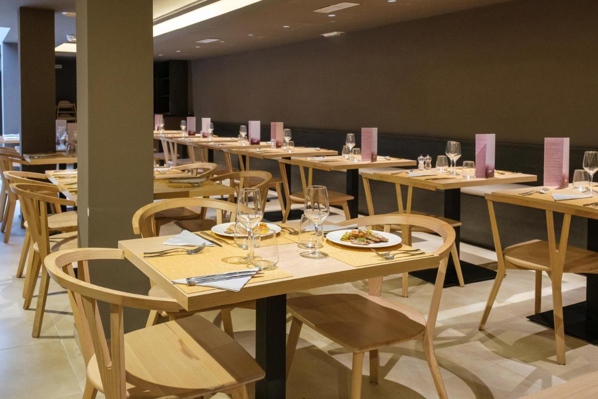 Un restaurante o sitio para comer en Cabot Cap de Mar Spa