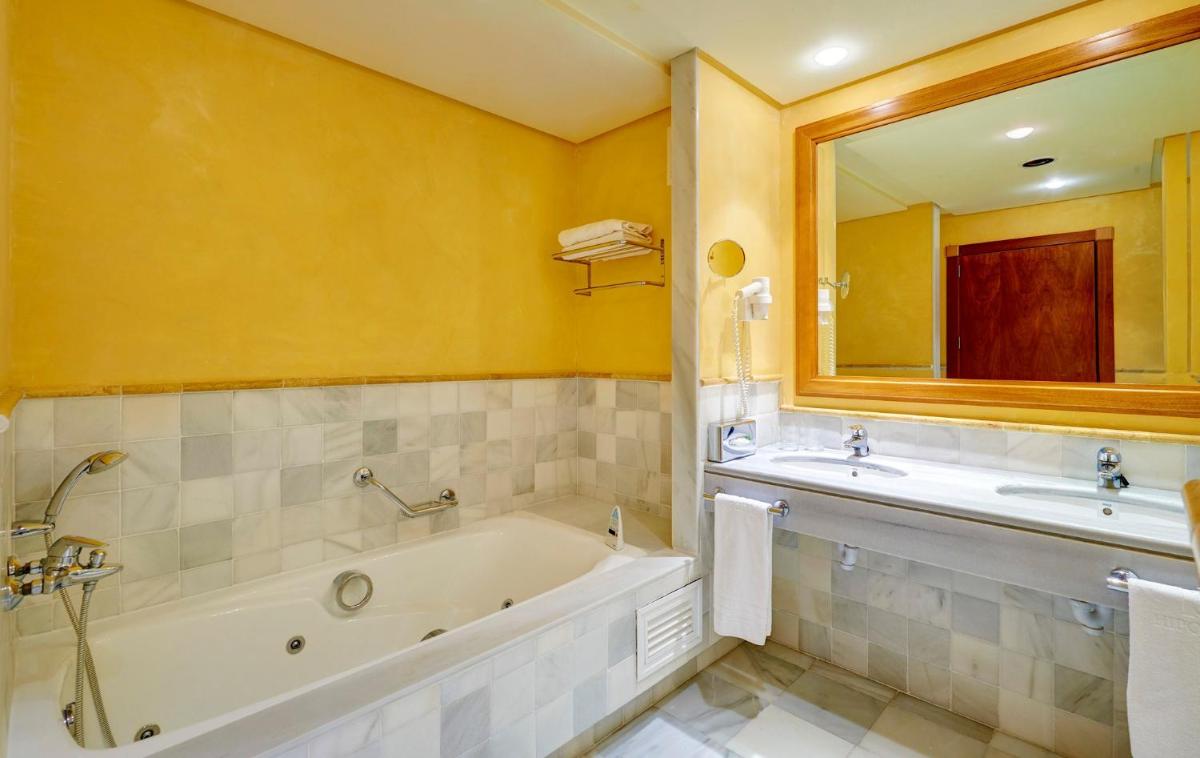 Un baño de Hipotels Eurotel Punta Rotja Spa-Golf