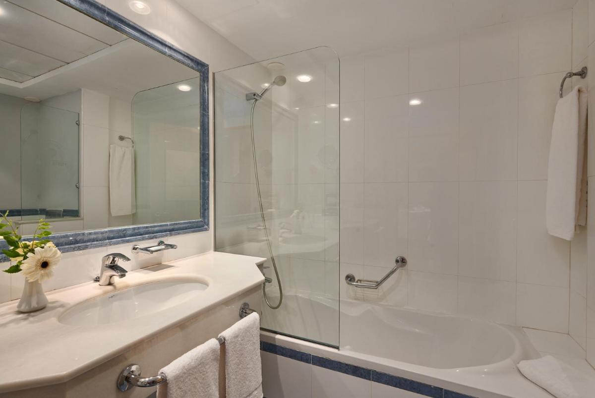 Un baño de Hipotels Eurotel Punta Rotja Spa-Golf