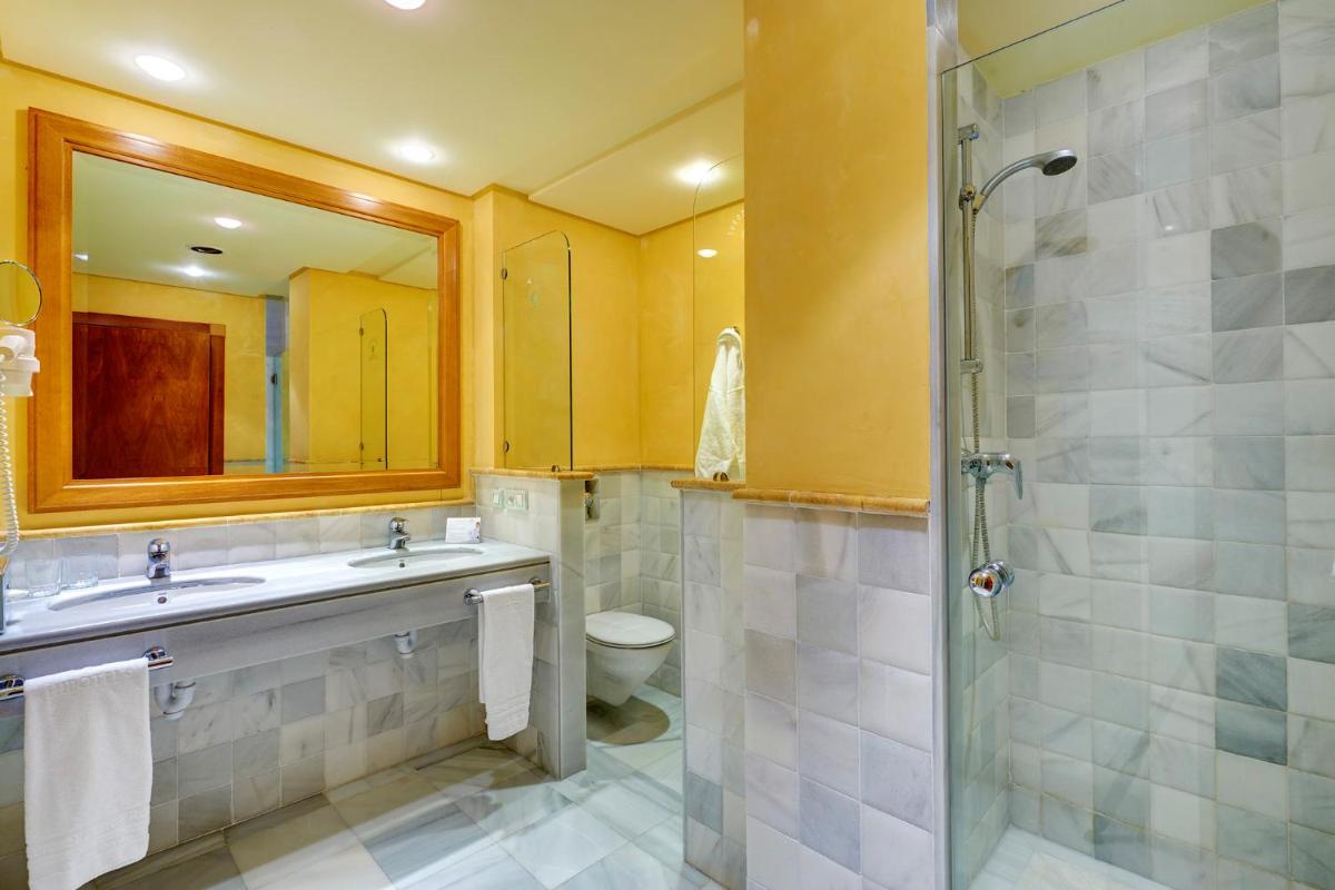 Un baño de Hipotels Eurotel Punta Rotja Spa-Golf