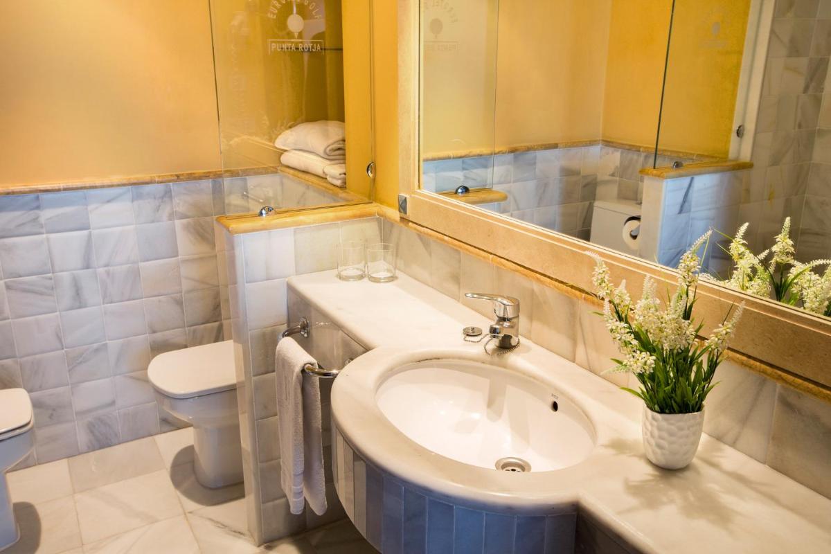 Un baño de Hipotels Eurotel Punta Rotja Spa-Golf