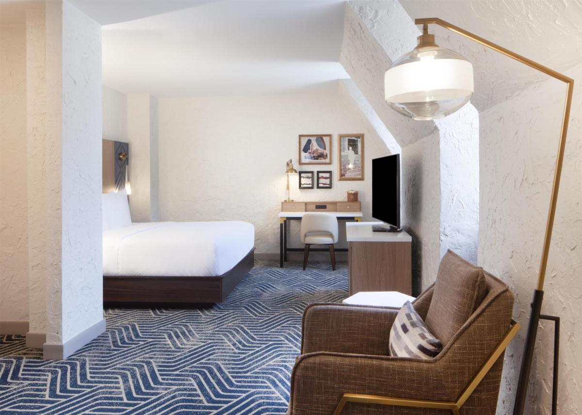 Hotel Royer Urbana Champaign, Tapestry Collection by Hilton - Housity