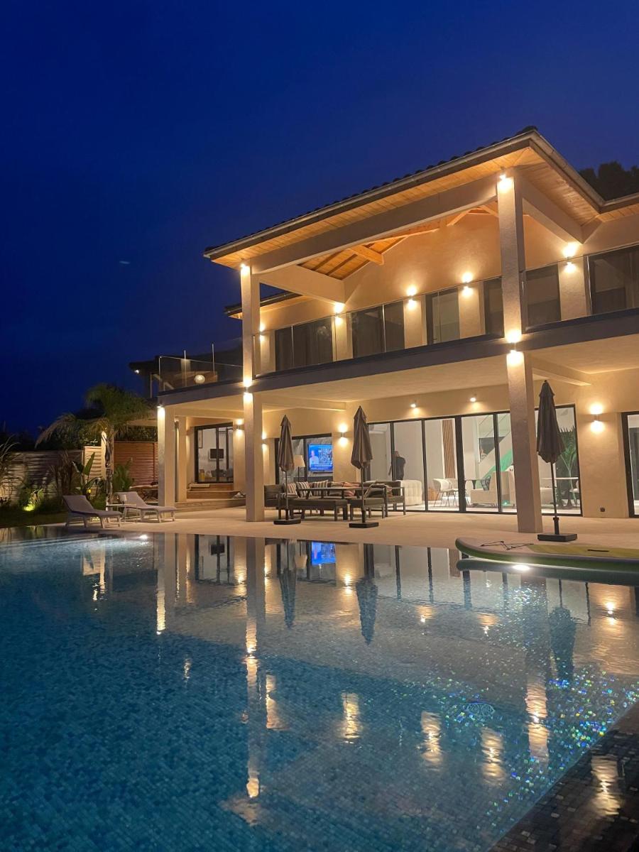 Royal Tiki Lodges - Chambres d'hôtes avec Piscine chauffée & SPA - Housity