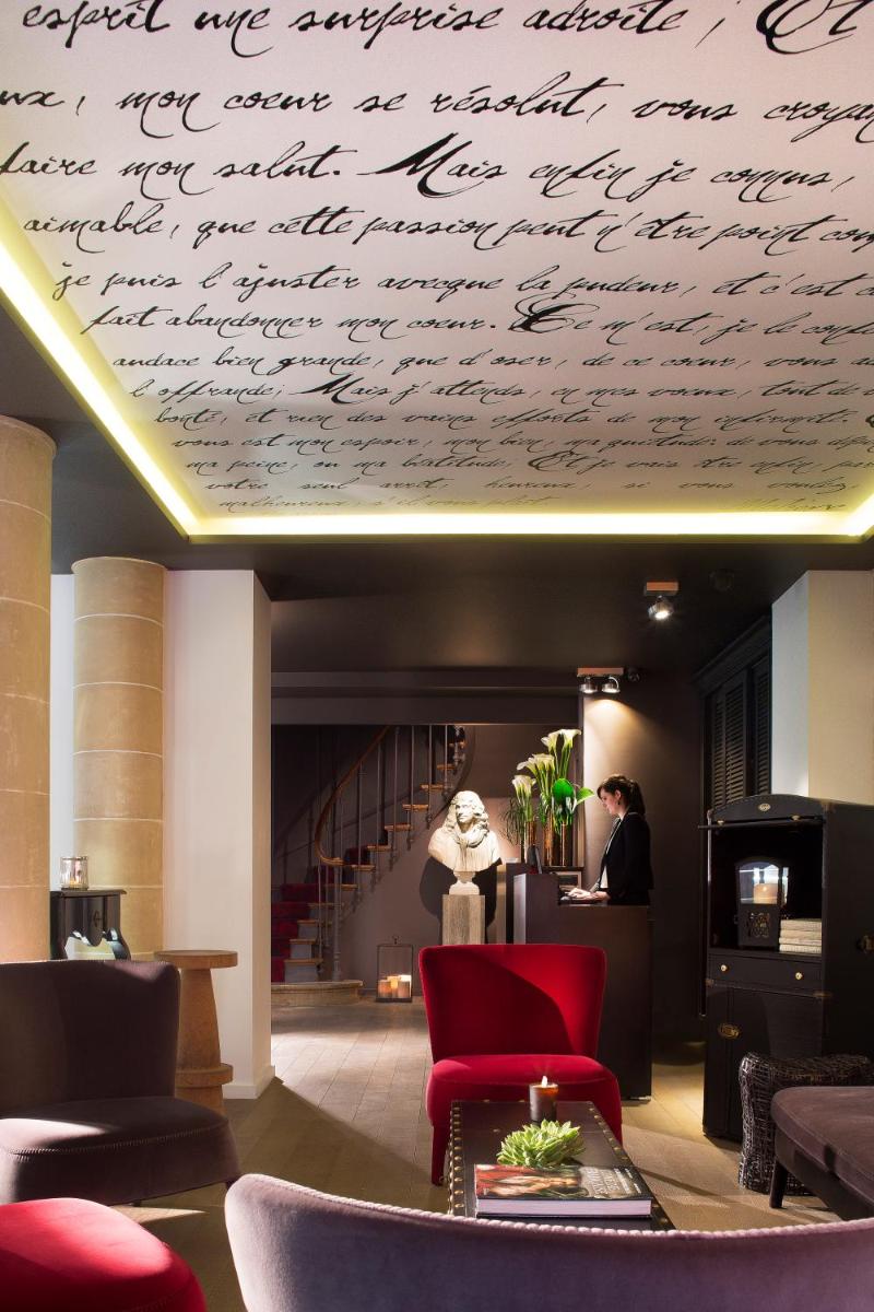 une chambre avec un tas d'écritures au plafond dans l'établissement Hôtel Molière, à Paris une chambre avec un tas d'écritures au plafond dans l'établissement Hôtel Molière, à Paris