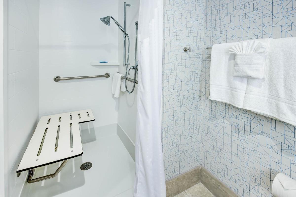 Holiday Inn Express Woodbridge by IHG - Housity