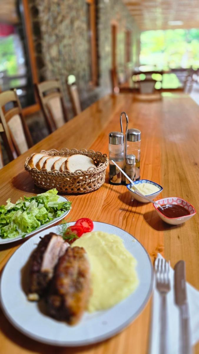 Restaurant-Pensiune La Danila - Housity