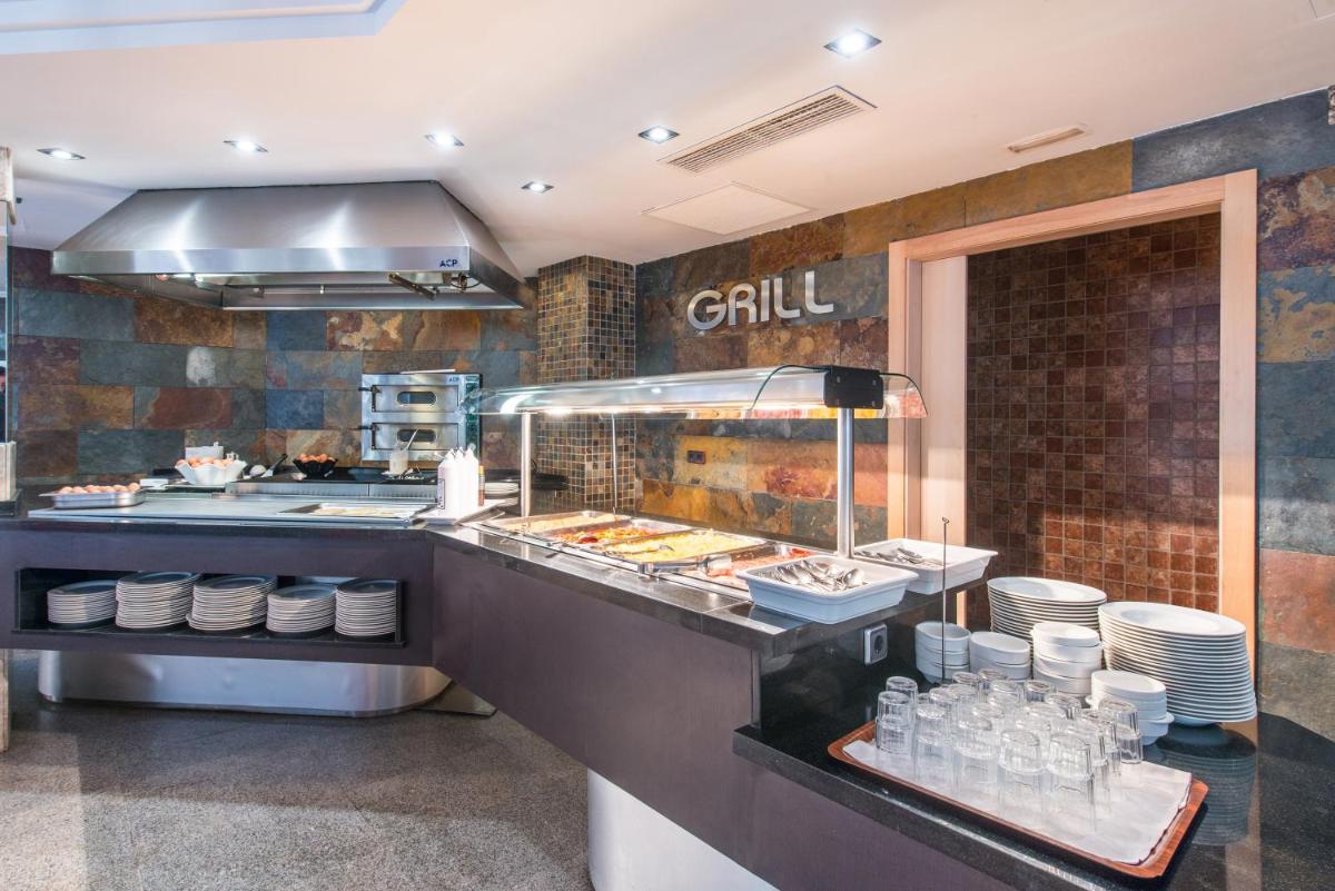 Comida en o cerca de este hotel