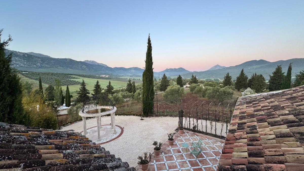 Finca Paradis, Pool, Jacuzzi, Gym and Sauna just 30 minutes from Malaga! - Housity