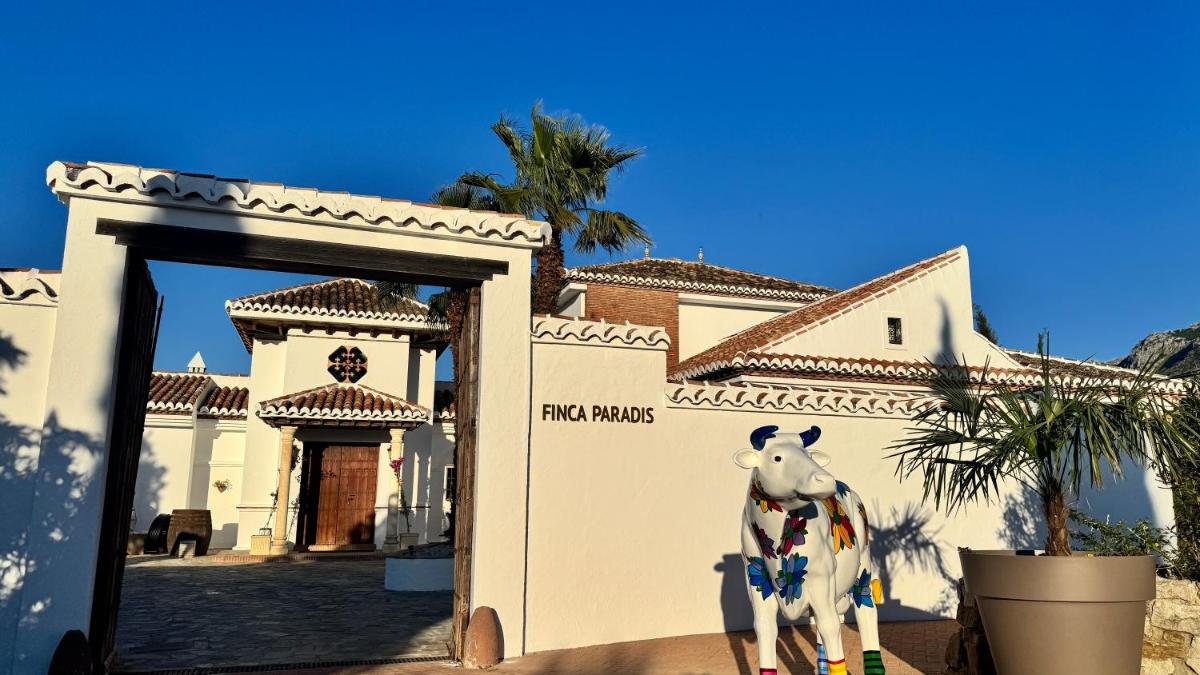 Finca Paradis, Pool, Jacuzzi, Gym and Sauna just 30 minutes from Malaga! - Housity
