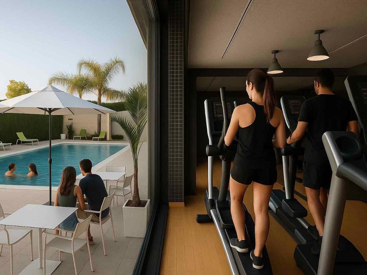 Un grupo de personas caminando por una cinta de correr hacia una piscina. en Executive Sport, en Totana