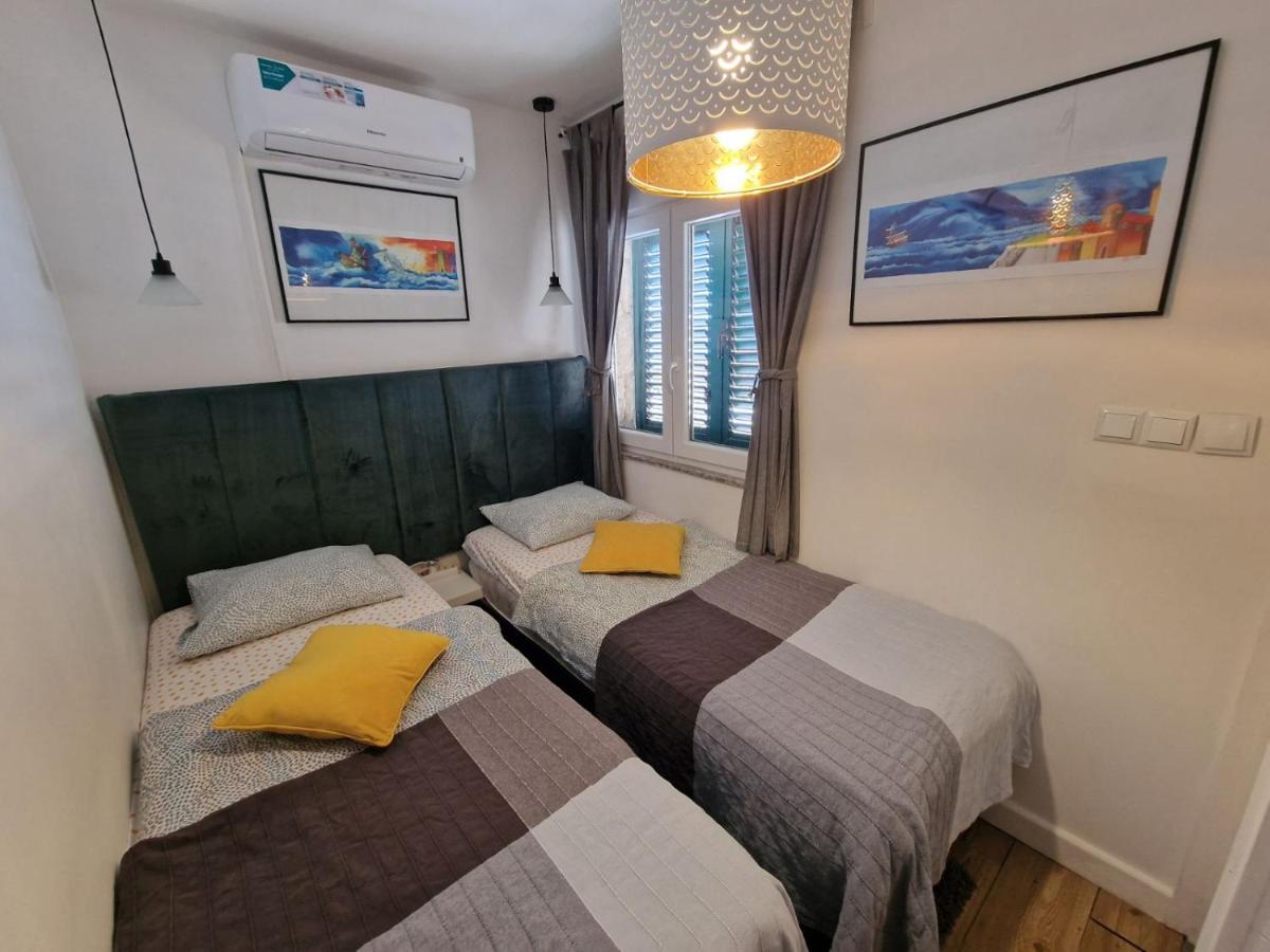 Apartments Mali Dvor Novigrad - Housity