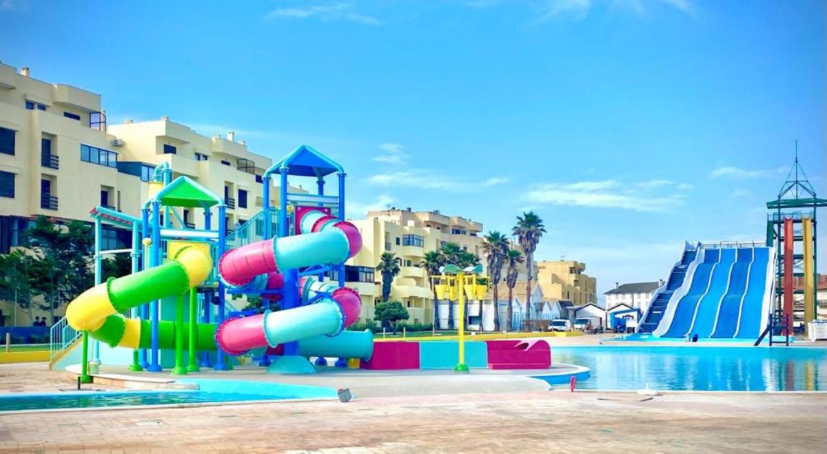 um parque infantil com um escorrega aquático num parque em Hotel Cristal Vieira Praia & SPA na Praia da Vieira