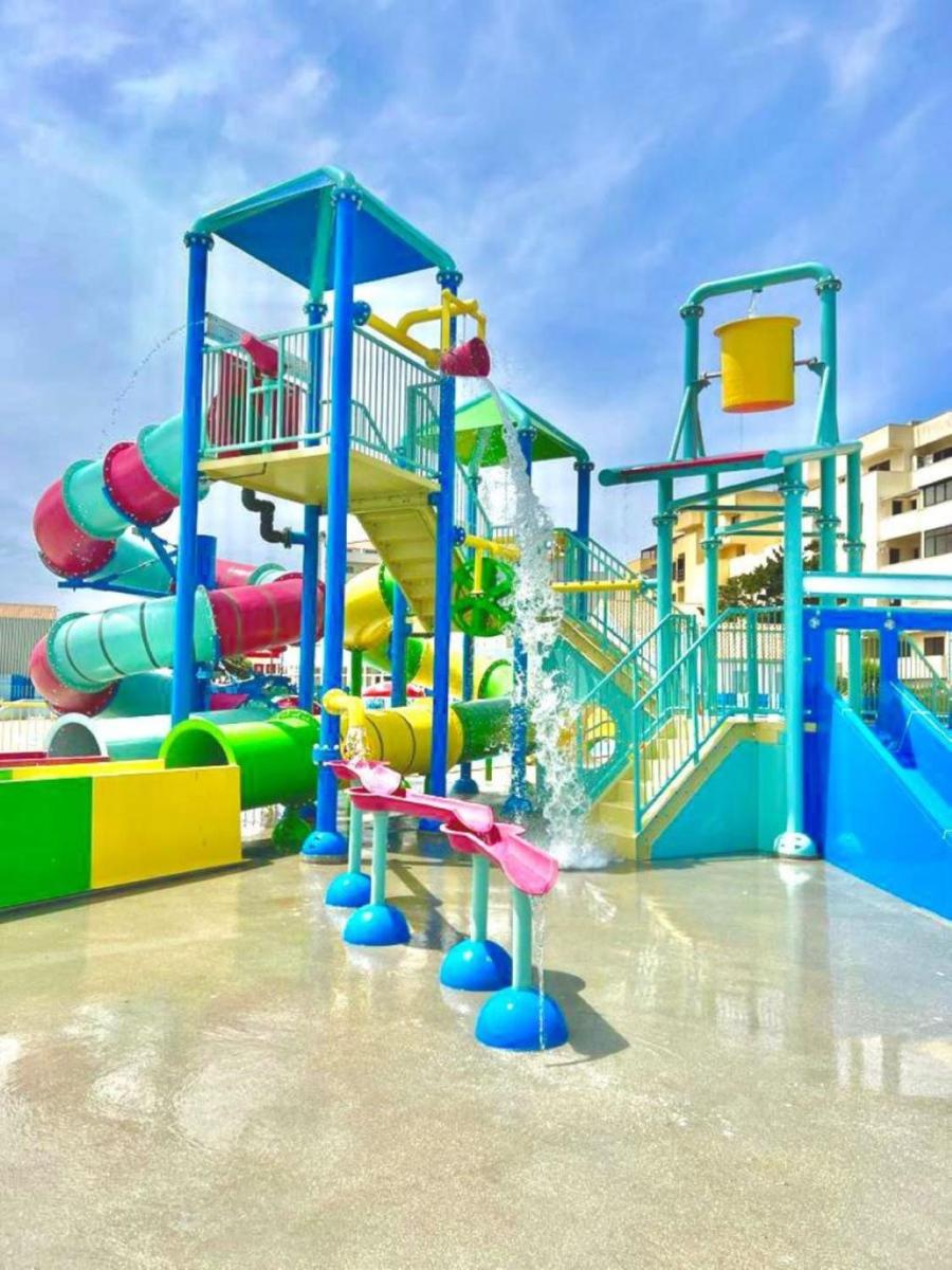 um grande parque aquático com escorrega aquático em Hotel Cristal Vieira Praia & SPA na Praia da Vieira mais 49 fotografias
