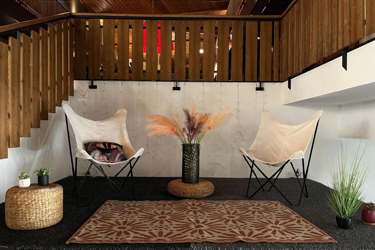 Coin salon dans l'établissement Marmotel & Spa
