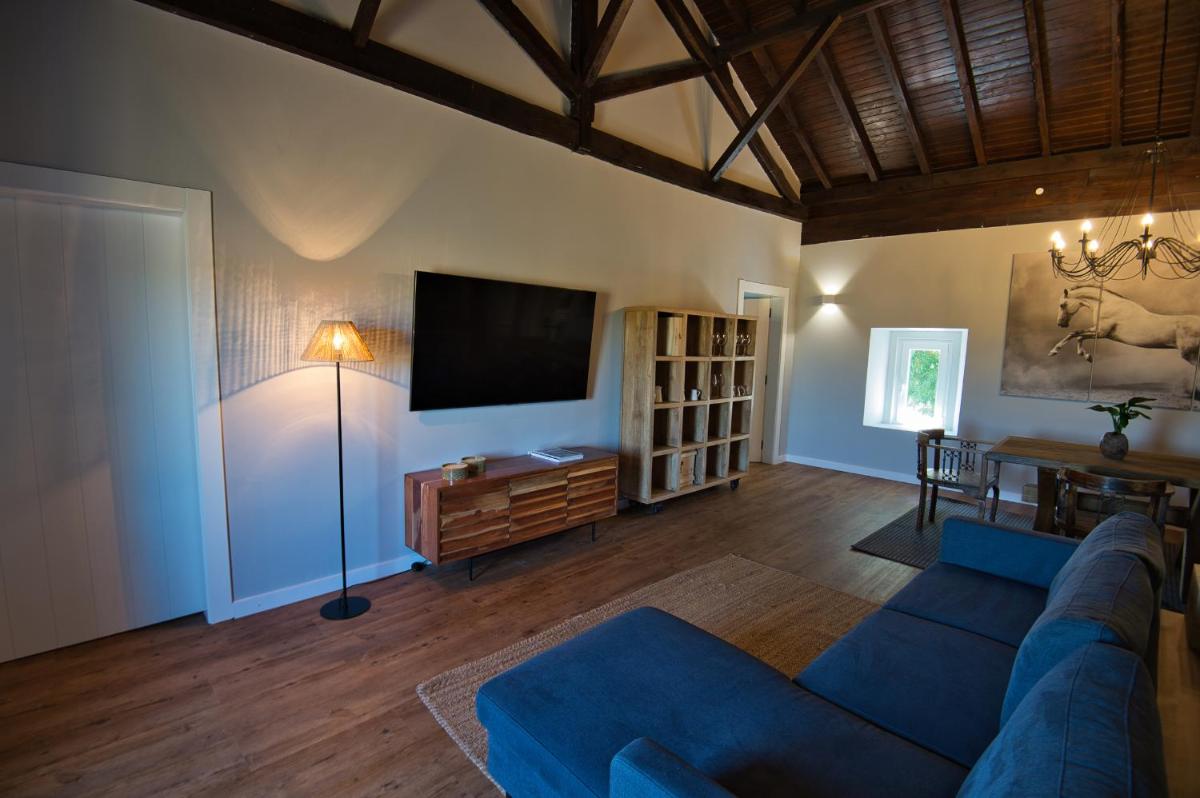 Uma televisão e/ou sistema de entretenimento em Sorraia Hotel Rural