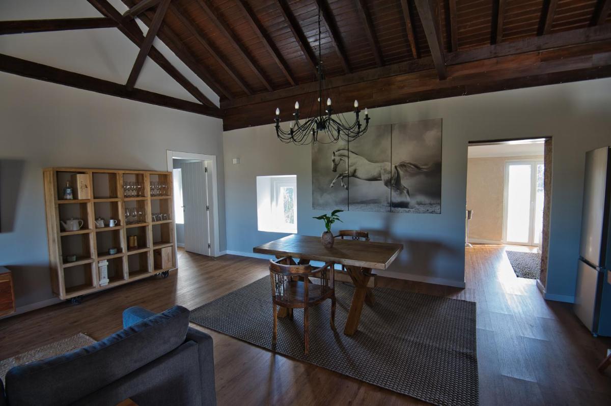Uma área de estar em Sorraia Hotel Rural