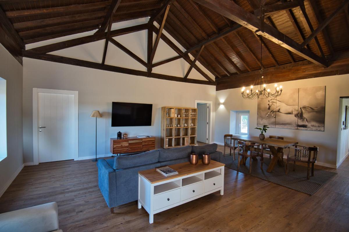 Uma televisão e/ou sistema de entretenimento em Sorraia Hotel Rural