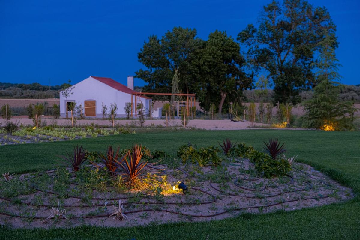 Um jardim no exterior de Sorraia Hotel Rural